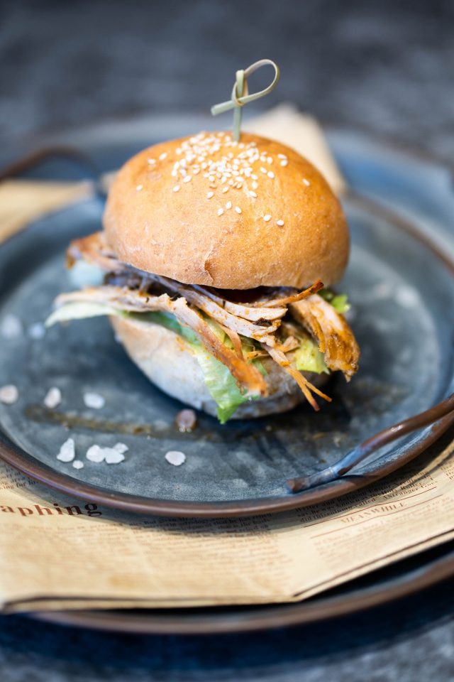 Házi hamburger tépett húsból