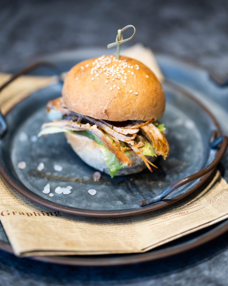 Házi hamburger tépett húsból