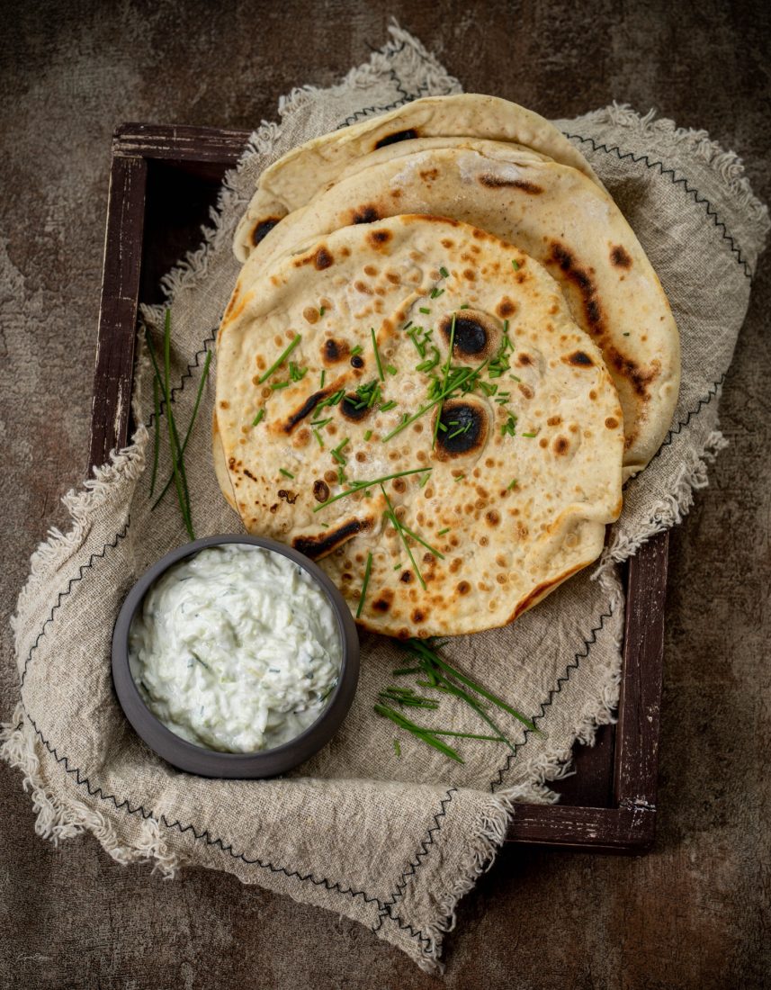 Naan kenyér csirkével, salátával