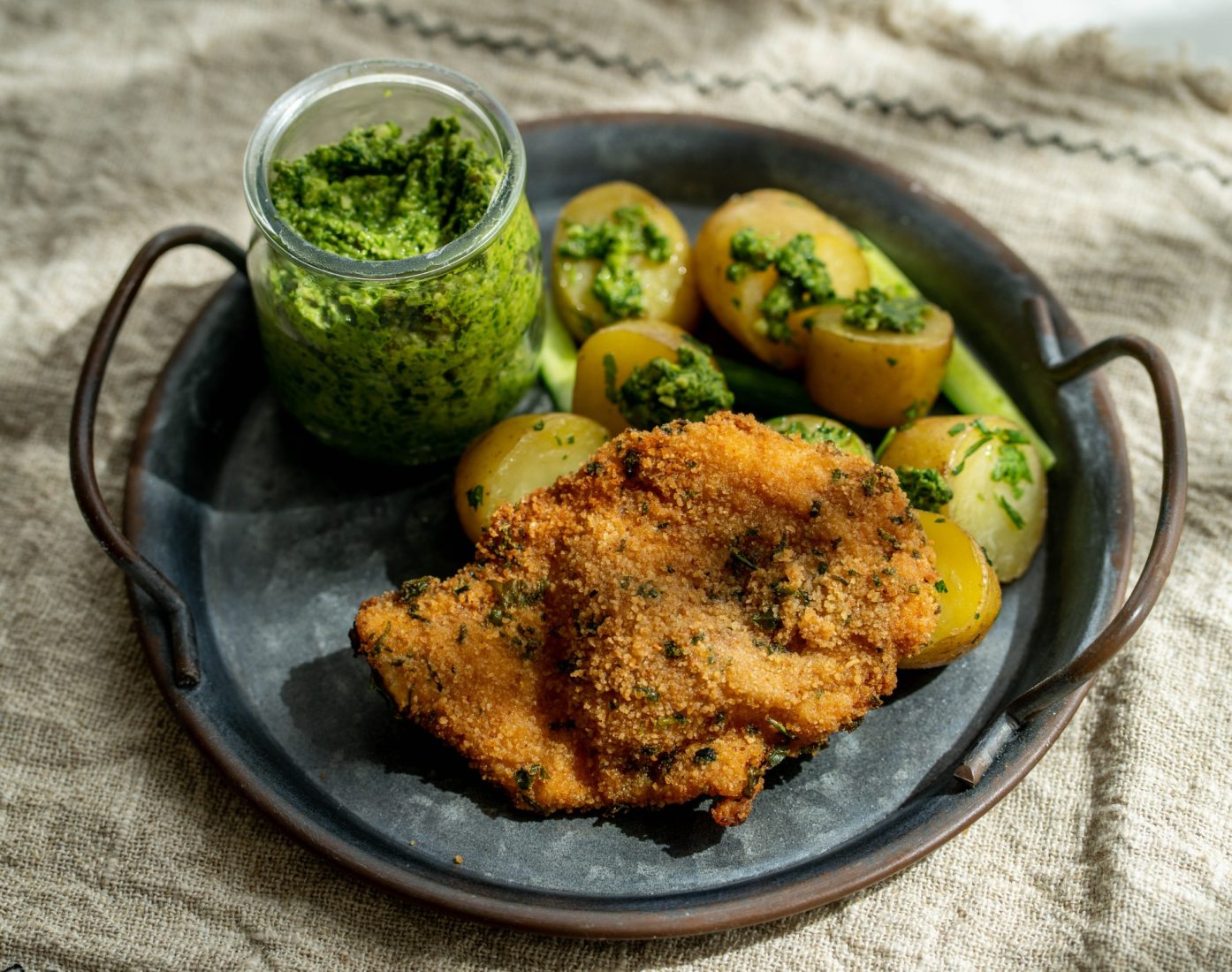Zöldfűszeres rántott hús spenótos pesto