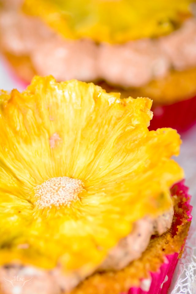 Muffin csokikrémmel szárított ananász virággal