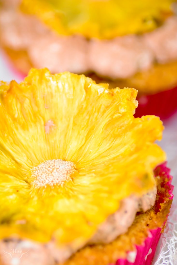 Muffin csokikrémmel szárított ananász virággal