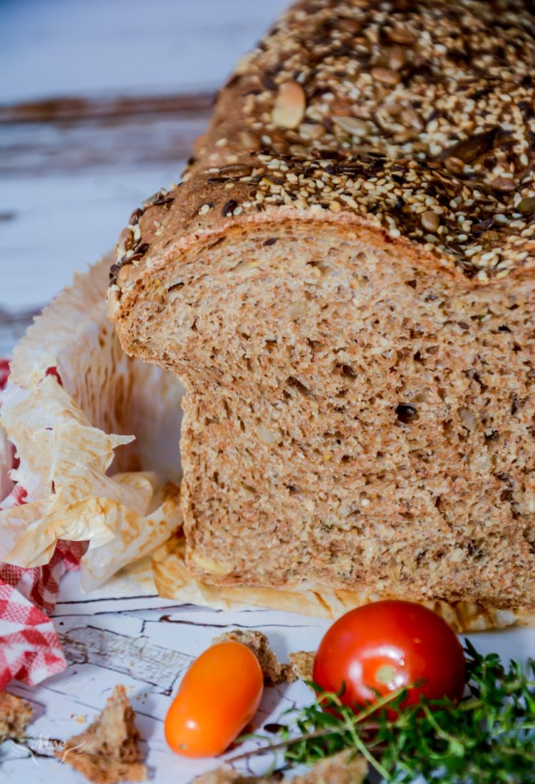 Sok magvas graham kenyér sült paprika krémmel