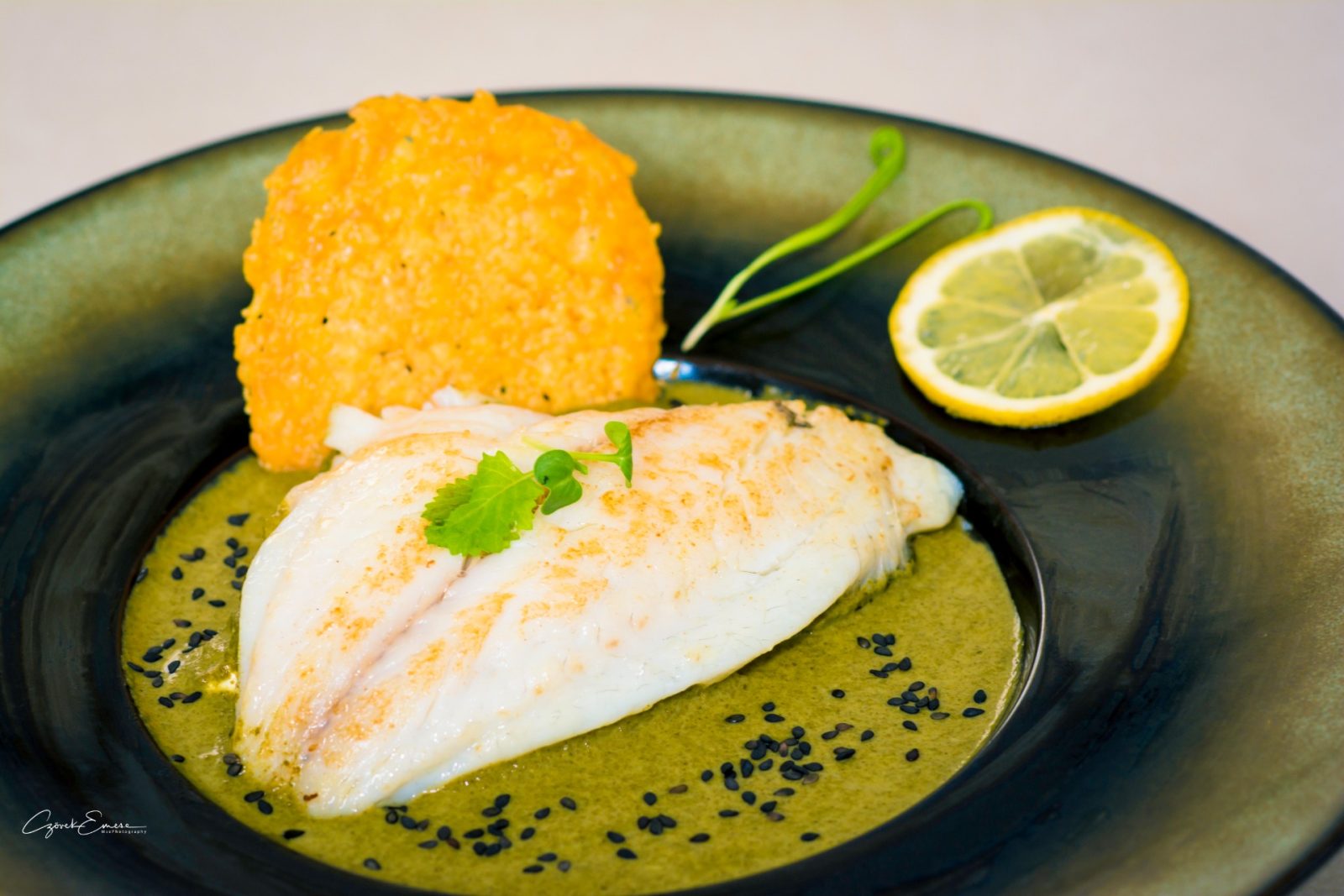 Branzino sóskamártással fekete szezámmal és parmezan ropogóssal