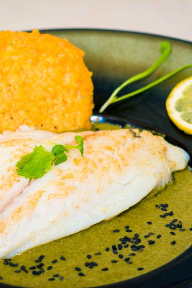 Branzino sóskamártással fekete szezámmal és parmezan ropogóssal